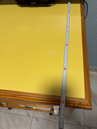 Scrivania in legno con superficie gialla