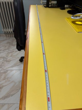 Scrivania in legno con superficie gialla