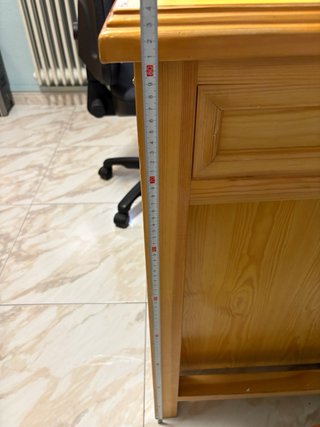 Scrivania in legno con superficie gialla