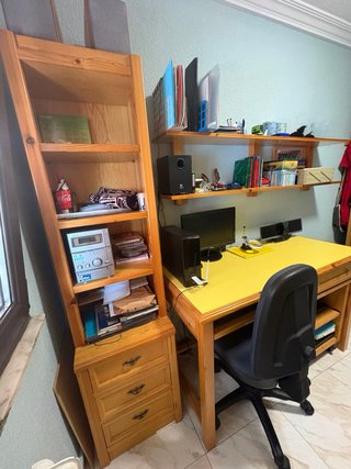 Scrivania in legno con superficie gialla