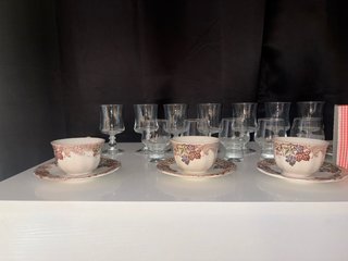 Set de tazas, copas y vasos de cristal