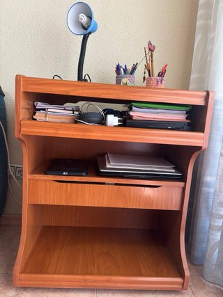 Mueble de TV de madera con estante.