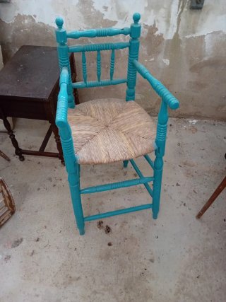 Silla antigua de madera y ratán