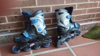 Patines en línea negros y azules