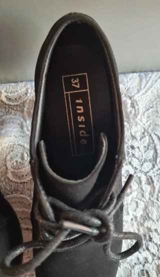 Zapatos de tacón negros con cordones