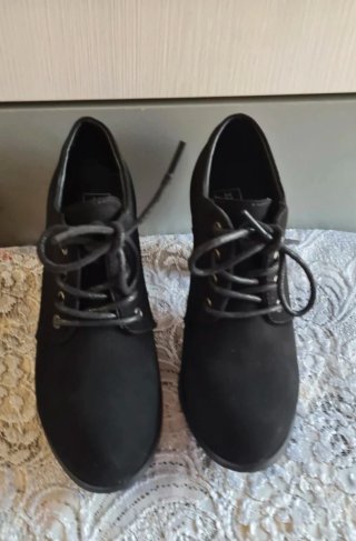 Zapatos de tacón negros con cordones
