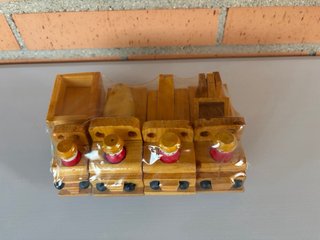 Juguetes de madera antiguos en su embalaje