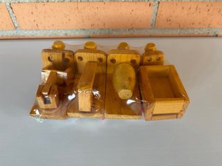 Juguetes de madera antiguos en su embalaje