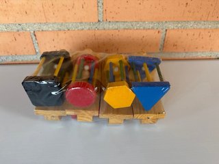 Juguetes de madera antiguos en su embalaje