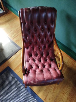 Mecedora de cuero y madera