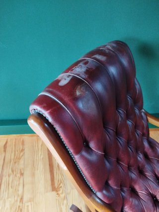 Mecedora de cuero y madera