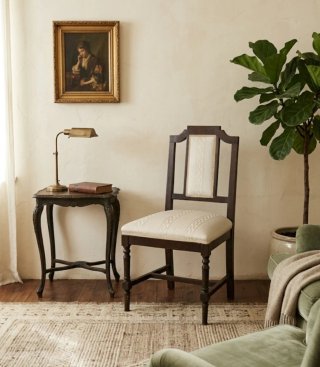 Elegante silla antigua de madera y tela