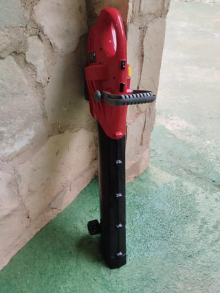 Sopladora de hojas eléctrica roja