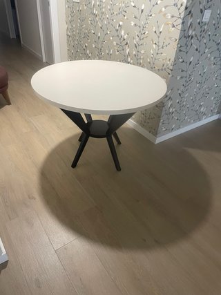 Mesa redonda blanca de ,90 cm de diámetro,,