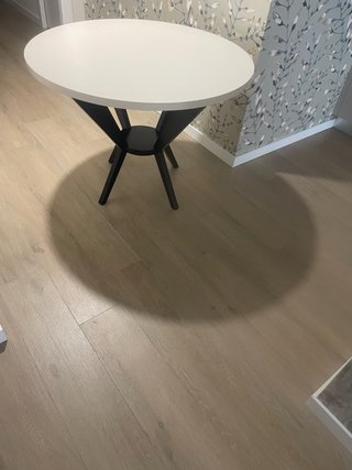 Mesa redonda blanca de ,90 cm de diámetro,,