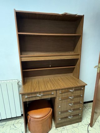 Escritorio de madera con cajones y sillón