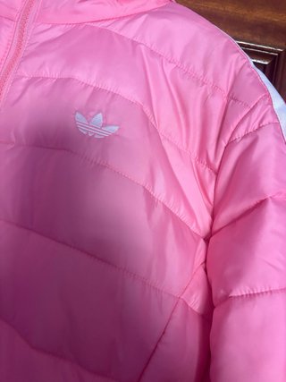 Chaqueta Adidas rosa con rayas blancas