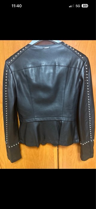 Chaqueta Guess Negra Tachuelas