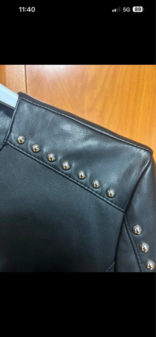 Chaqueta Guess Negra Tachuelas