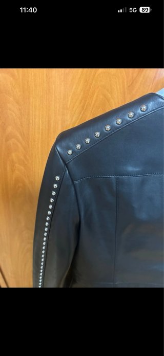 Chaqueta Guess Negra Tachuelas