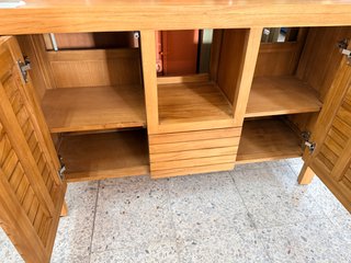 Aparador de madera nuevo