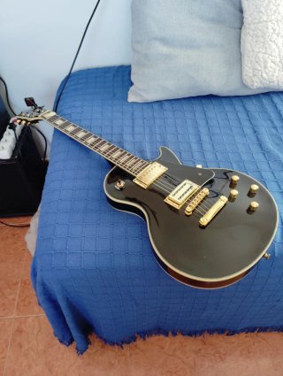 Guitarra eléctrica negra como nueva