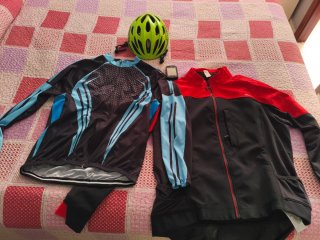 Casco Giro, Ciclocomputador, maillot y chaqueta