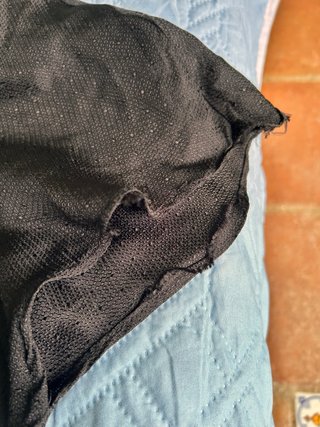 Vestido negro con tachuelas