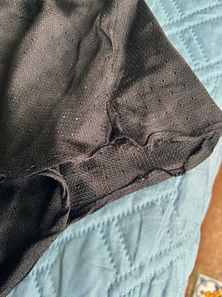 Vestido negro con tachuelas