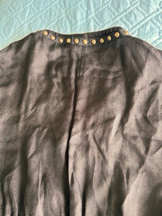 Vestido negro con tachuelas