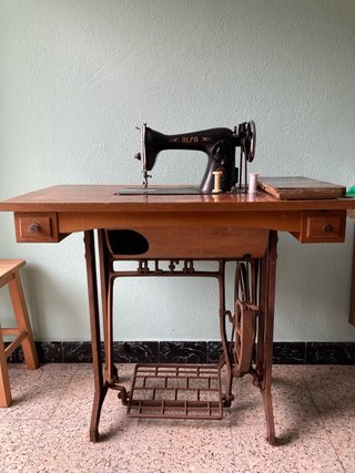 Máquina de coser ALFA antigua
