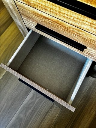 2 Cómodas de madera y metal