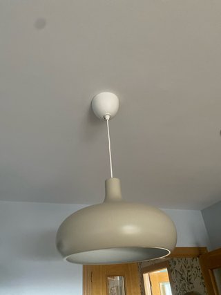 Lámpara colgante beige y blanca