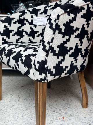 Butaca restaurada tela pata madera