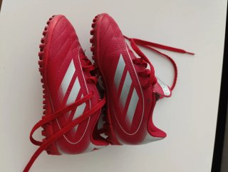 Zapatillas de fútbol Adidas rojas. Talla 28.