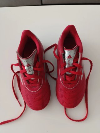 Zapatillas de fútbol Adidas rojas. Talla 28.