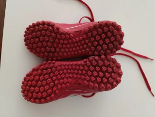 Zapatillas de fútbol Adidas rojas. Talla 28.