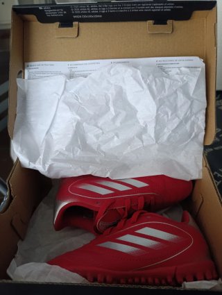 Zapatillas de fútbol Adidas rojas. Talla 28.