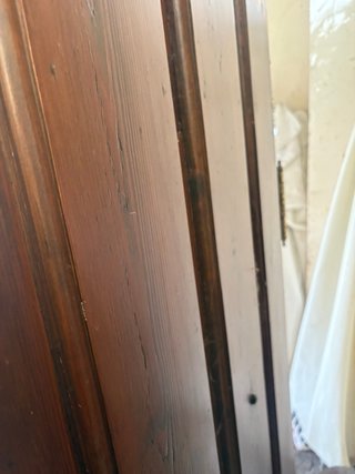 Puerta de madera rústica con herrajes