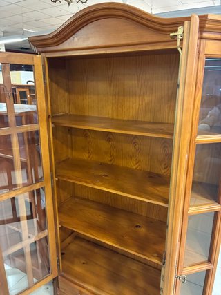 Vitrina madera pino con puertas de cristal