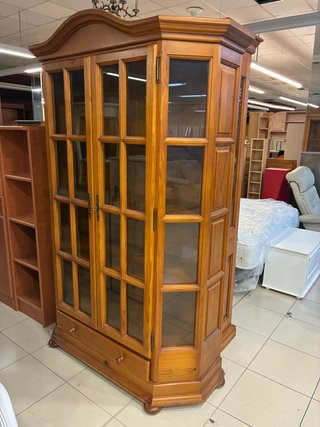 Vitrina madera pino con puertas de cristal
