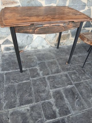 Tavolo da cucina rustico in legno e metallo