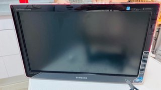 Televisor Samsung Negro con Soporte y Mando