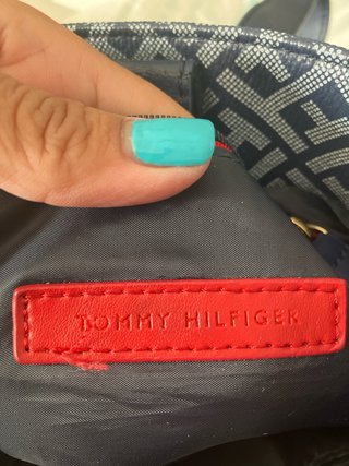 Bolso Tommy Hilfiger azul y dorado