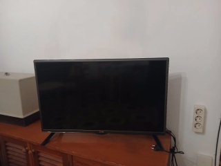 Televisor LG Negro 32 pulgadas.
