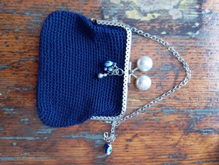 Pochette clic clac blu con ciondoli