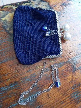 Pochette clic clac blu con ciondoli