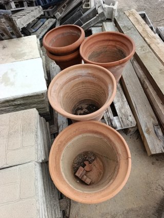 Macetas de barro y piedra diferentes tamaños