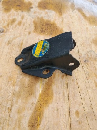 Soporte / brida suspensión trasera Seat 600