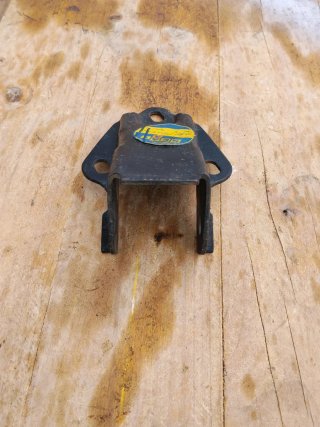 Soporte / brida suspensión trasera Seat 600